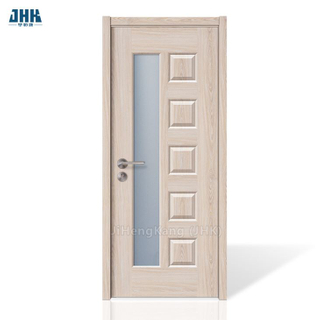 Белая простаяинтерьерная спальня с резной деревянной стеклянной дверью