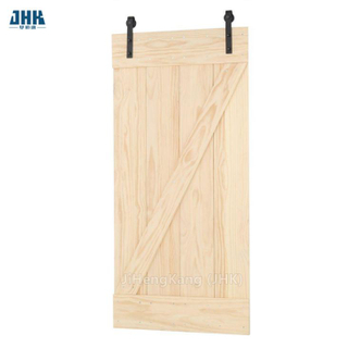 Дверь сарая из массива дерева с деревянными панелями
